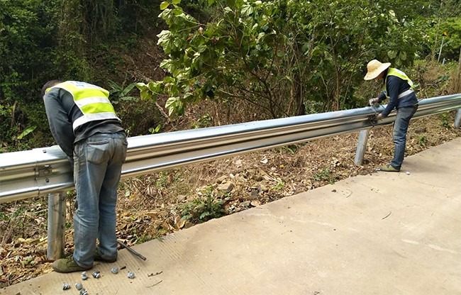 拉萨高速公路护栏的定期维护与保养