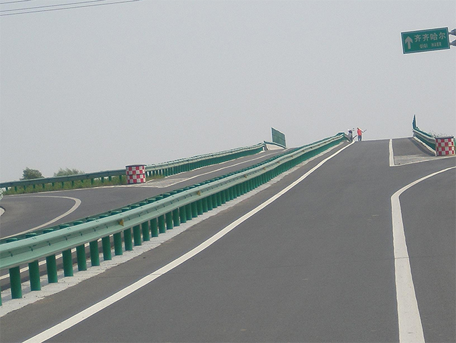 拉萨高速公路护栏的材质与规格