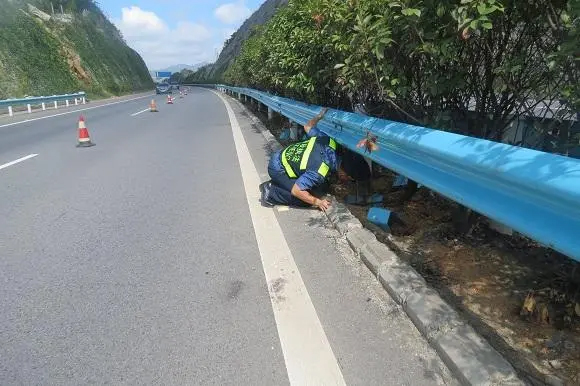 拉萨高速路波形护栏